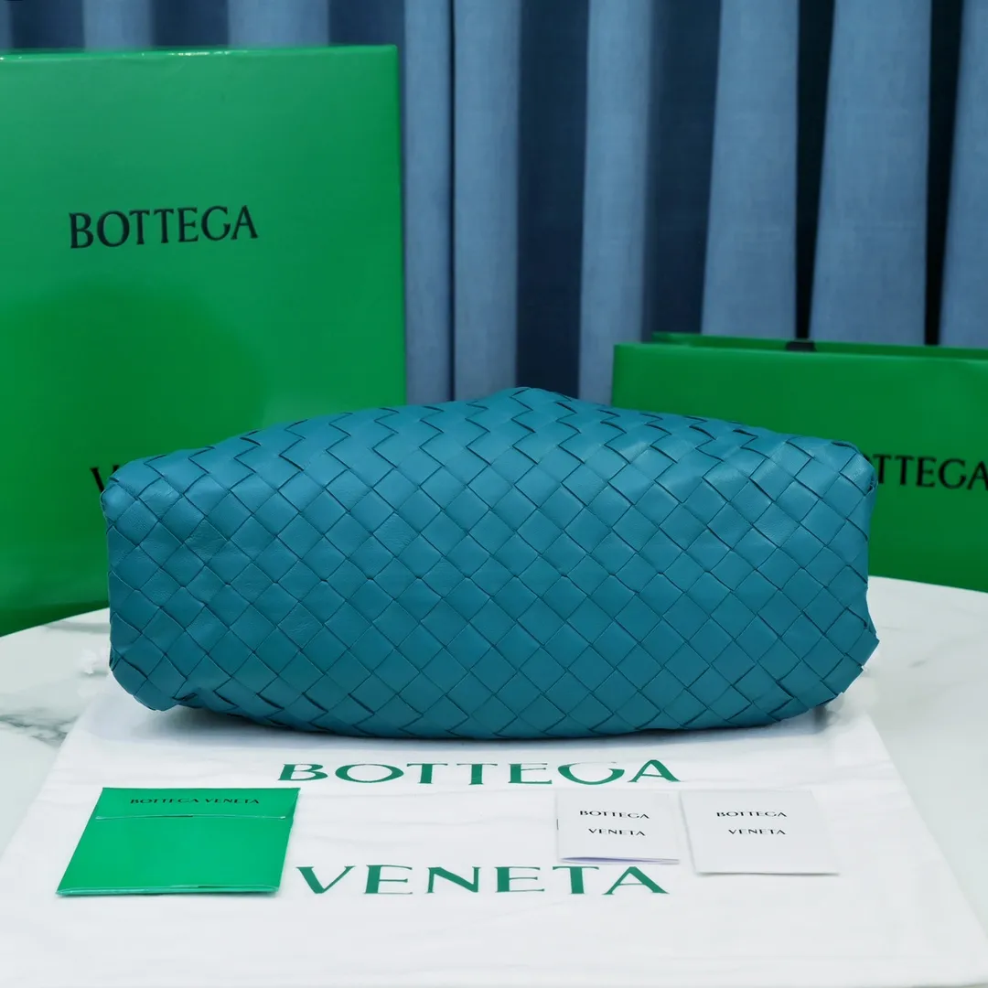🔥🔥The counterattack of the popular Bottega Veneta started with this series of cloud bags, which went viral in the fashion circle and started a craze! Out of stock, out of stock, out of stock... One piece is hard to find, super hard to buy, regardless of age, season, or occasion. Very classy. Really, if you carry this on the road, it will turn heads! This is also the reason why this series is so expensive. Large size: 38*20*8.5cm [Big clouds and large grid weaving]